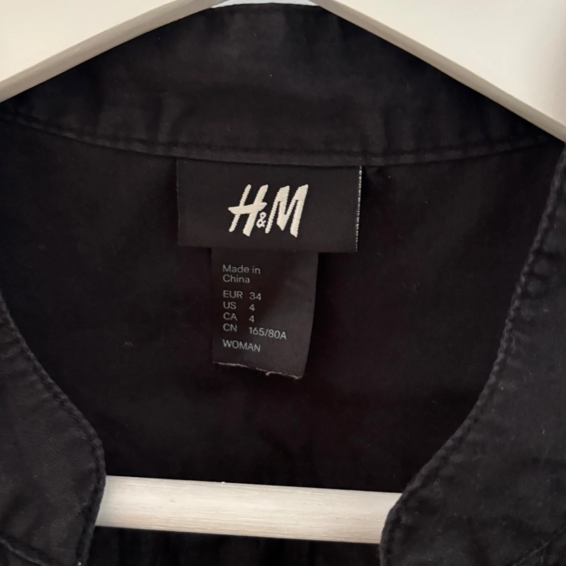 Svart blus med knappar från H&M - 2