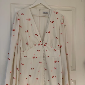  Adoore klänning - Superfin  kortklänning  från Adoore. Florence klänning, storlek 48, endast använd 1 gång..