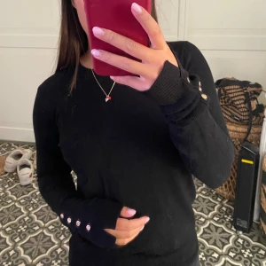 Tröja med nitar  - En superfin svart ribbstickad tröja från zara med nitar på ärmarna. Storlek s. Den är knappt använd. Köparen står för frakten, inga returer. 🥰