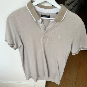 Polo t-shirt från jack & jones - Säljer en fin och knappt använd polo från jack & jones, storlek L men sitter som S🙌