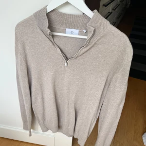 Bläck half zip  - En fin half zip som passar perfekt till skolan och finare tillfällen,  otroligt snyggt med skjorta under🙌nypris 700kr