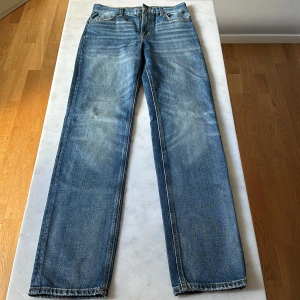 Blå raka loose fit jeans från Zara - Klassiska blå jeans från Zara med rak, loose passform och normal midja. 