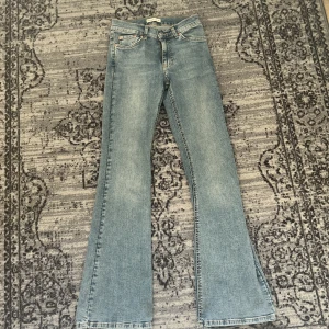 Bootcut jeans från Gina tricot, ljusblå - Ljusblå bootcut jeans från Gina tricot. Byxorna är mid waist, ljusblå och passar de som är mellan 163-168 cm långa. Använda några enstaka gånger. 