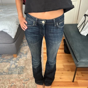 Märkblå ”Mavi” jeans - Snygga mörkblå jeans från Mavi med bootcut passform och låg midja. Dom är en mörkblå ”urtvättad” färg och kommer inte längre till användning!