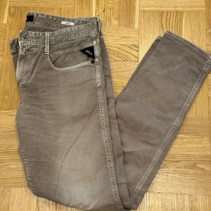 Replay Anbass grå jeans, storlek 32 - Snygga Replay Anbass jeans i en grå nyans. Bra skick förutom lite slitage på bakfickan. Hör av er vid frågor eller funderingar.