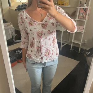 Blus - Säljer denna blus. Kontakta vid frågor eller intresse❣️(Strl 44 men passar mig som vanligtvis bär S)