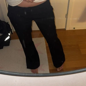 Svarta bootcut kostymbyxor  - Säljer ett par svarta kostymbyxor med bootcut-snitt och hög midja. Byxorna har en klassisk look med utsvängda ben och sitter snyggt över höften. Perfekta till en stilren outfit och passar till sneakers eller klackar.