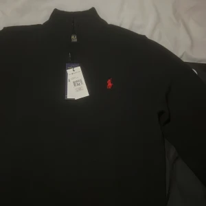 Ralph Lauren Quarter Zip - Svart stickad quarter zip från Ralph Lauren. Ny och oanvänd 🙂
