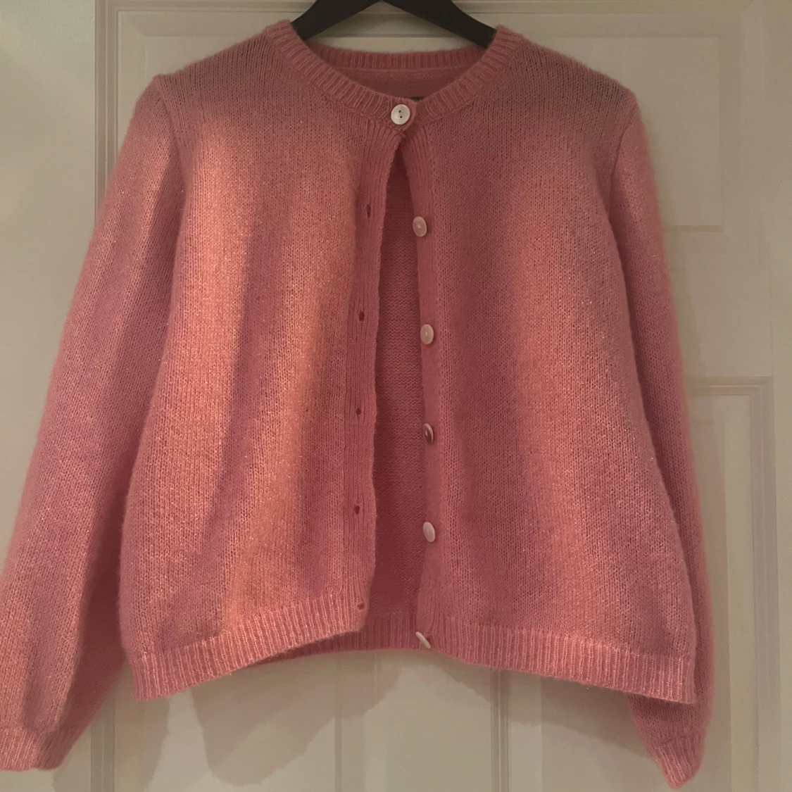 Rosa stickad kofta med knappar