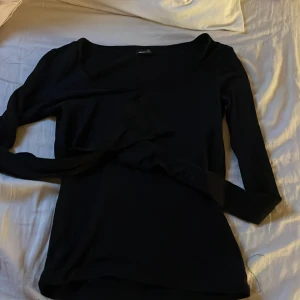 Svart tröja Gina Tricot XS - Säljer en svart långärmad urringad -tröja från Gina Tricot i storlek XS. 