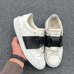 Valentino open - Säljer dessa sjukt snygga valentino opens! Självklart äkta! Size: 39 fits 40 så passar för både kille och tjej🤩skick: 7,5/10! Skorna är repainted nästan överallt! Vad ingår? Box+dustbag+valentino kort+ NK kort + Kvitto + extrasnören! Skorna är köpta på NK! Hör av dig vid minsta fundering! Postar samma dag som köp🤩