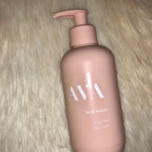 AVA body lotion tangerine patchouli - Säljer en snygg body lotion från AVA med doft av tangerine och patchouli. Flaskan är ljusrosa med pump och har en stilren design som passar perfekt på badrumshyllan. Perfekt för dig som gillar fräscha och mjuka dofter.