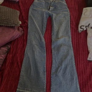 Denim Evolution WPM  bootcut jeans blå - Säljer ett par Denim Evolution WPM jeans i blå denim med bootcut passform. 85cm i innerben och 36/37cm i midjanByxorna har fem fickor, snygga kontrastsömmar och Levi's patch bak i midjan. Uppspättsde. 💖💖💖💖   