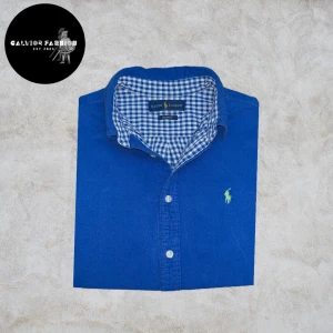 Ralph Lauren skjorta  - Blå skjorta från Ralph Lauren i storlek S. Skjortan är i bra skick har använts mycket och är lite sliten men inga hål, fläckar eller andra defekter .                                                                                    ~                                                                                                Nypris ca 1200- 1500 kr | vårat pris 449 kr |.     Hör av dig om du vill ha mått eller har andra frågor. Alla följare får rabatt! 