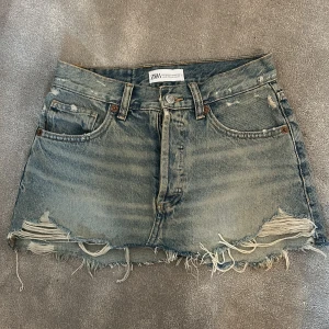 Jeanskjol från Zara - Strl 32 fast skulle säga att den går mellan 32-36 💞kontakta vid frågor om mått
