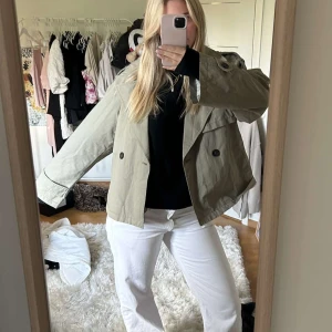 Grön trenchcoat - Säljer denna jättepopulära gröna trenchcoaten ifrån bershka! Finns ett midjeband till också. Från bershka och använd ca 3 gånger. Perfekt till hösten!🍂💞
