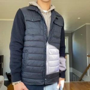 Massimo dutti cardigan  - Tja säljer nu min ruggigt snygga massimo dutti cardigan. Perfekt skick, storlek S! Har av er vid fler funderingar🫶