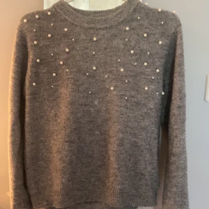 Grå stickad tröja med pärlor  - Mysig grå stickad tröja från H&M med rund hals, super fin men lite knopprig 💓💓