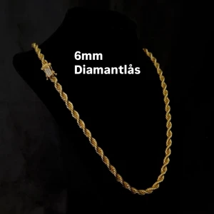 Cordell Halsband Äkta 14K Guldplätering 6mm Diamantlås - Exklusiv cordell länk i 14K guldplätering! Utrustad med ett exklusivt diamant kistlås och stämpel 14K för en exklusiv känsla och look! Låset har 15st hand-set VVS-D CZ stenar på! Finns i storlek 60cm. Vänligen kontakta mig innan köp angående vilken storlek ni ska ha, OBS foto ex är 60cm, vikt kan variera något från kedja till kedja samt pga längd.