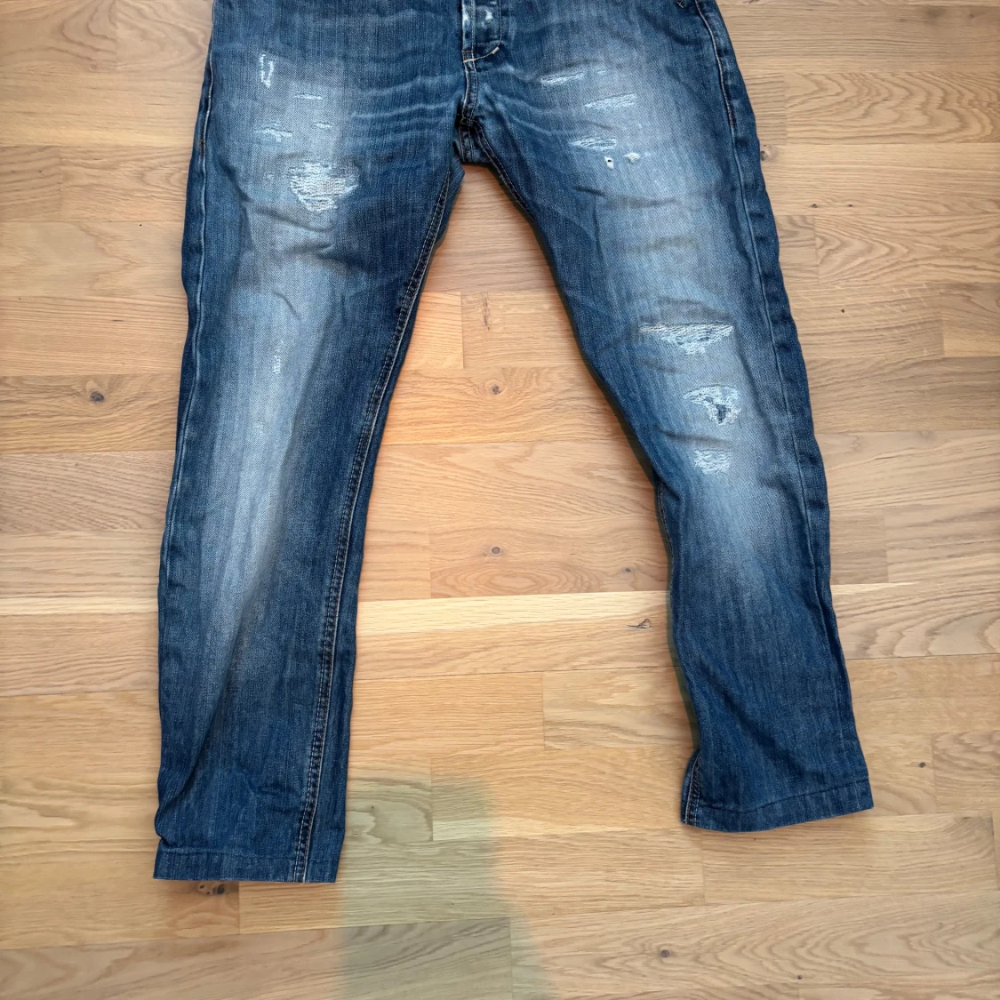 Blå jeans från Dondup med slitningar