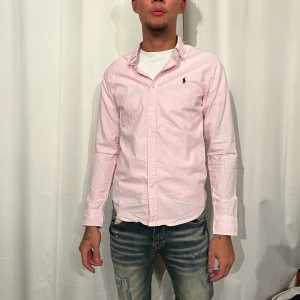 Rosa skjorta från Ralph Lauren - Ralph Lauren skjorta i rosa.   Storlek S, använd 1-2 gånger.   Fraktar samma dag.