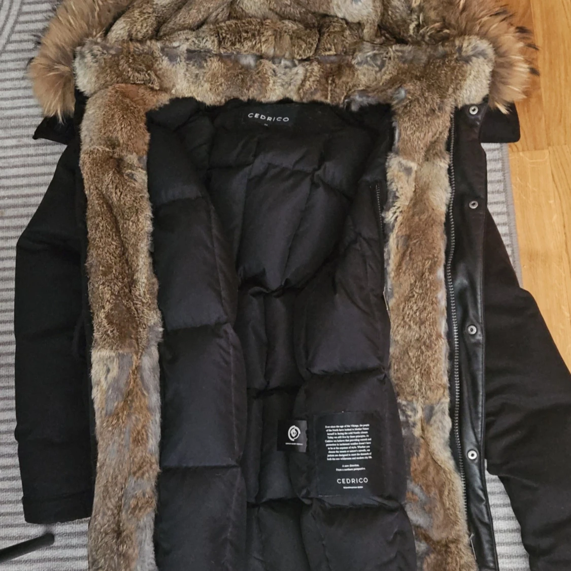 Svart dunparkas med päls från Cedrico - 2