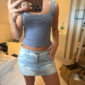 jeanskjol - Super snygg jeanskjol jag köpt på plick för 250. Använt två gånger då den inte riktigt var min stil. Passar mig som bär storlek S-36. Skriv för prisförslag 