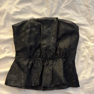Svart tubtopp från BikBok XS - Snygg svart tubtopp från BikBok i storlek XS.