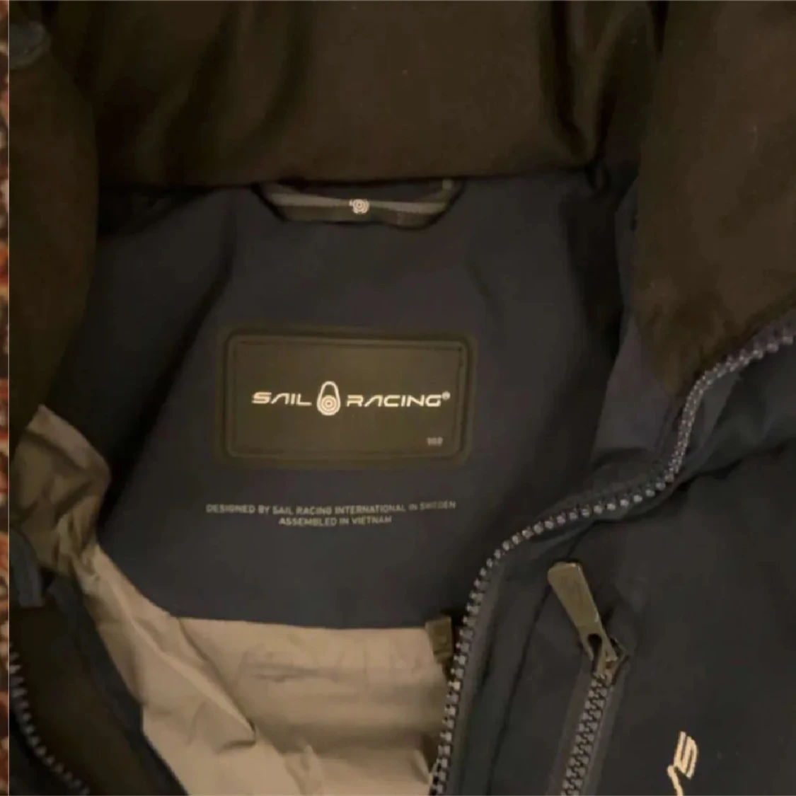 Mörkblå Sail Racing dunjacka med huva - 2