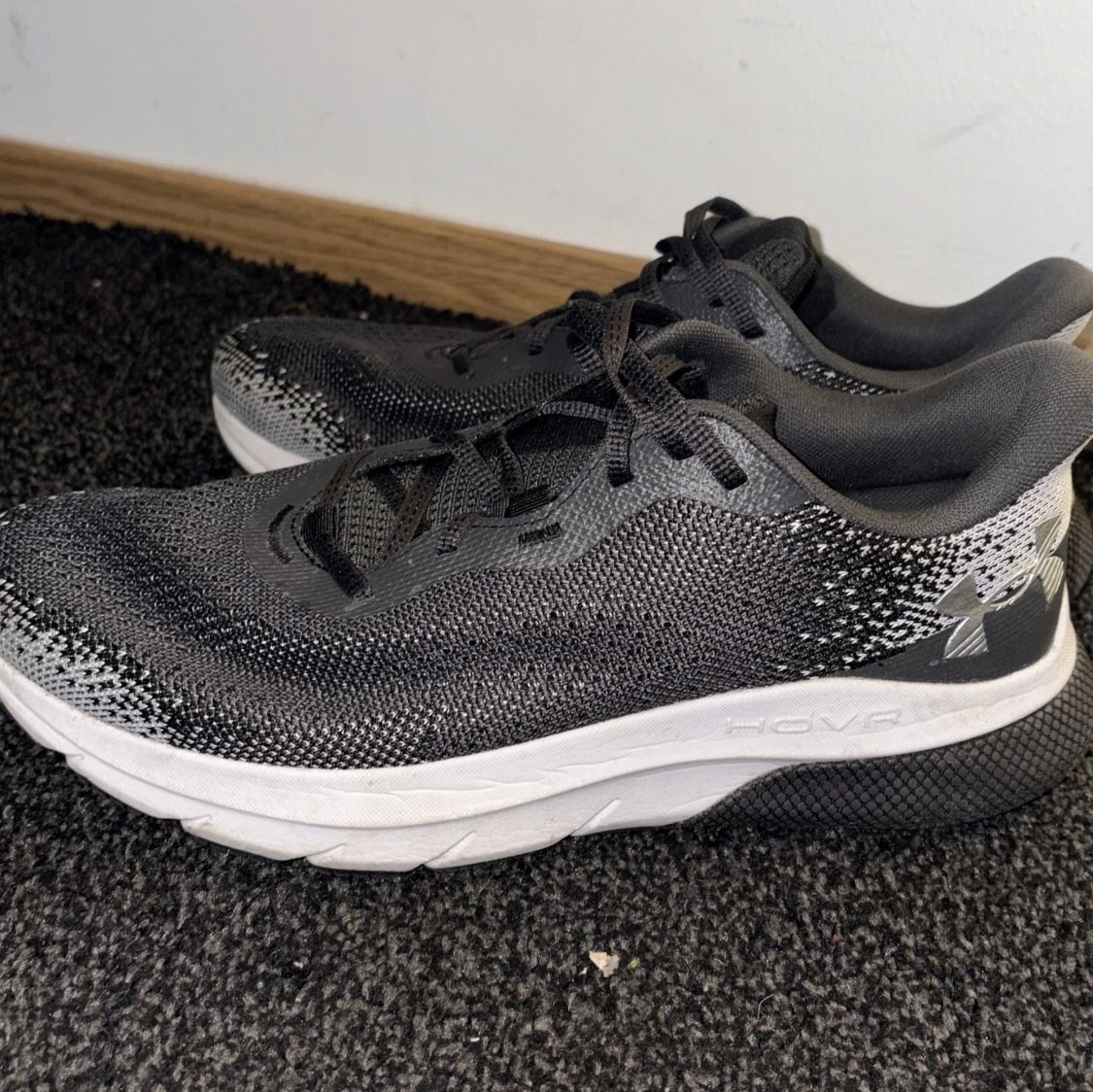 Svarta Under Armour HOVR sneakers - 2