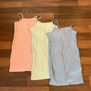 Blå ribbad kortklänning från Shein - Säljer en ljusblå ribbad klänning från Shein med smala axelband och rak passform. Klänningen är tillverkad i mjuk bomull med lite stretch för extra komfort. Perfekt för dig som gillar enkel och chill stil. Materialet är 93% bomull och 7% elastan. Men dock är den gröna redan såld men hoppas att dom andra två är fina tycker själv att dom är perfekt främst på sommaren 🥰