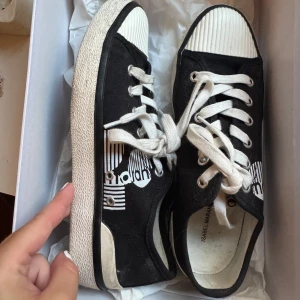 Svarta sneakers Isabel Marant - Svarta sneakers från Isabel Marant med vit, räfflad tå och vit sula. Köpta för över ett år sedan men ej så mycket använda.