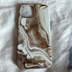 Mobilskal (iDeal of Sweden) - Snyggt mobilskal från Ideal of Sweden. Ser mörkare utbi kameran i verkligenheten är den mer ljus och beige☺️ Skalet är magnetiskt. Nypris 300kr. Går att prova prisförslag då jag vill få alla skal sålda pga ny telefon🤗 