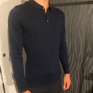 Marinblå merinoull pikétröja Massimo Dutti - Snygg marinblå pikétröja från Massimo Dutti i mjuk merinoull. Väldigt fin och perfekt nu till hösten😁