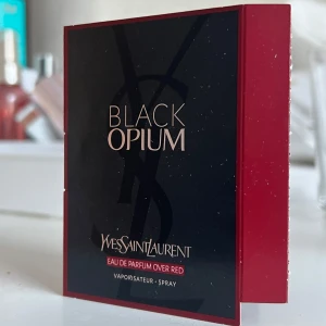 YSL Black Opium Over Red parfymprov - Testa Black Opium Over Red från Yves Saint Laurent! En lyxig parfym i miniflaska (1,2 ml) med djupa röda och svarta toner. Doften har inslag av kaffe, vita blommor och körsbär, perfekt för dig som gillar intensiva och sensuella dofter. Lite kvar i flaskan
