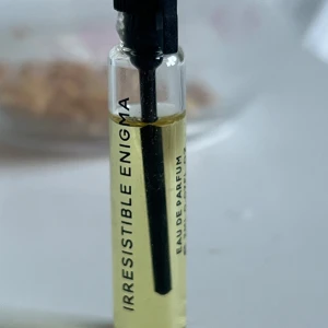 Irresistible Enigma parfymprov - Parfymen ska vara lik Prada Paradoxe. Den har noter av Päron, mandarin, bergamott, apelsinblomma, neroli, bourbon vanilj, vit mysk och amber.