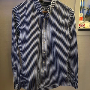 Ralph lauren skjorta - Blårandig Ralph lauren skjorta i storlek S. Toppenskick! Tveka ej att höra av dig vid frågor🔥