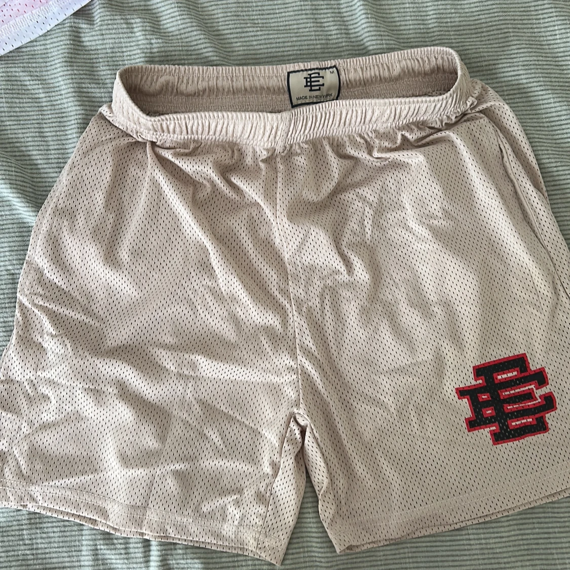 Beige mesh shorts från EE