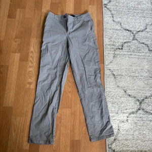 Grå chinos från ASOS Design - Snygga grå chinos från ASOS Design med klassisk rak passform och diskreta fickor fram. .