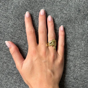 Olympia ring - Säljer denna helt oanvända ringen från Olympia! Modellen heter Lyssa032, är gjord i stainless steel och kostar 99kr +frakt ny. Obs säljer även i silver!