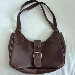 Brun väska - Säljer denna super snygga bruna väskan som jag köpt här från plick, kommer tyvärr inte till användning!