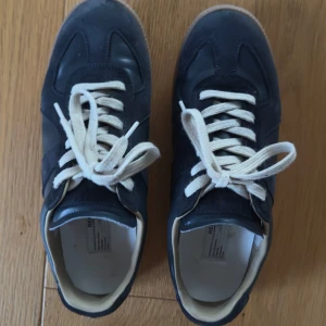 Blåa skor med brun sula - Ett par skor som knappt är använda.