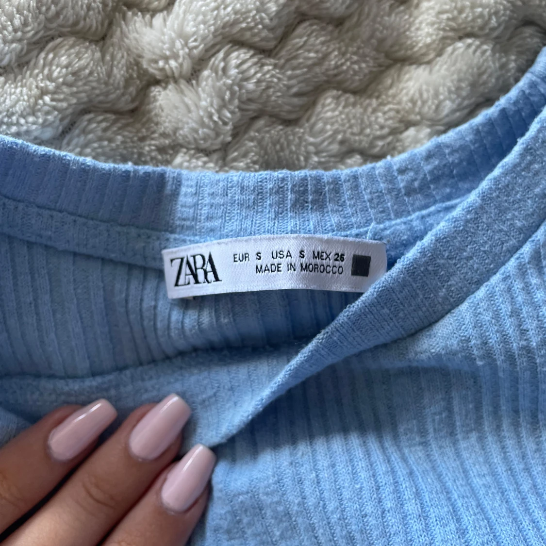 Ljusblå ribbad topp med volangärmar från Zara - 3