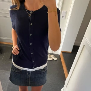 Mörkblå stickad kofta  - Blå finstickad tröja från Eddie Bauer i storlek S. Fint skick. Använd gärna köp nu!