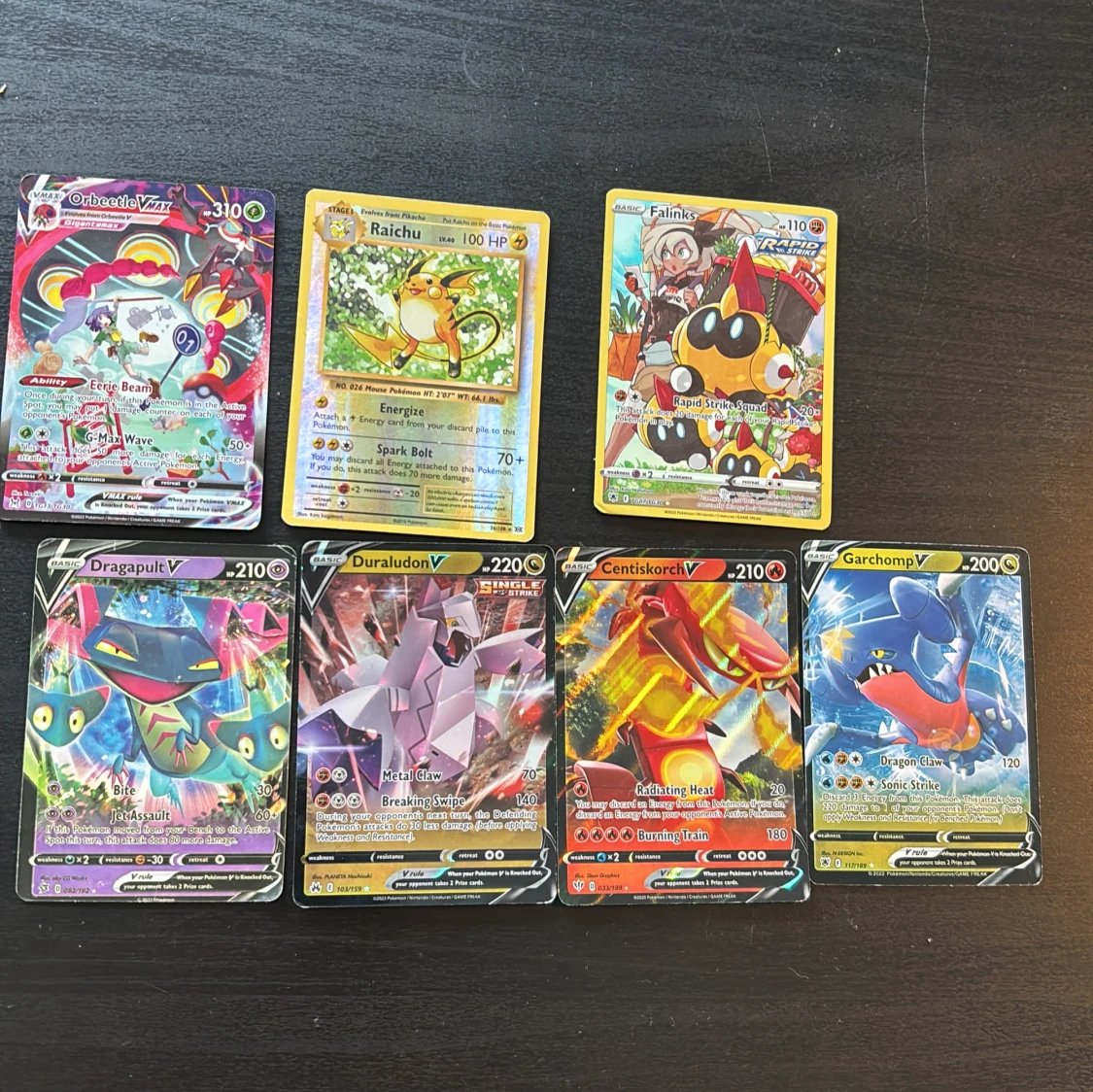 Pokémon V och VMAX samlarkort - Dragapult, Duraludon, Centiskorch, Garchomp, Orbeetle, Raichu, Falinks