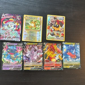Pokémon V och VMAX samlarkort - Dragapult, Duraludon, Centiskorch, Garchomp, Orbeetle, Raichu, Falinks - Ett färgstarkt och coolt set med Pokémon V och VMAX samlarkort! Perfekt för dig som älskar Pokémon och vill boosta din samling med favoriter som Dragapult, Garchomp, Raichu och fler. Holografiska och exklusiva kort som gör din samling extra unik! Kan även köpa bara vissa speciella/ inte köpa alla