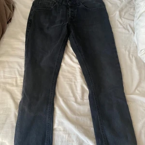 Svarta skinny jeans från George, stl 31 - Svarta skinny fit jeans från George i storlek 31. Klassisk femficksmodell med smal passform och normal midja. Jeansen är gjorda i ett stretchigt bomullsmaterial som sitter tajt och snyggt längs benen. Perfekt för dig som gillar en stilren och enkel look.