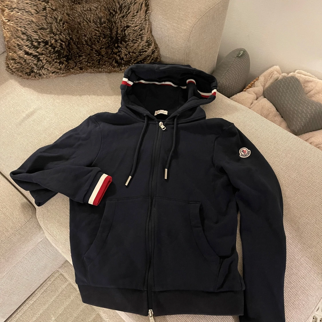 Mörkblå Moncler hoodie med huva