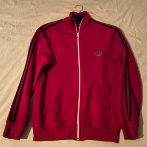 Fred Perry Zip storlek S - Säljer en röd zip tröja från Fred Perry, storlek XS men sitter exakt som en S. Inga som helst defekter. Köptes för 1899 och säljer den för 499kr. Kan gå ner en hundring vid snabb affär. Kom privat för passformsbilder eller mer frågor😊