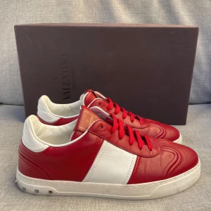 Valentino flycrew nyskick  - Hej! Säljer nu dessa sjukt snygga flycrew skor. Skorna är i fint skick!Har ett begränsat antal boxar och dustbag! 39 passar 40. Hör gärna av dig vid frågor 